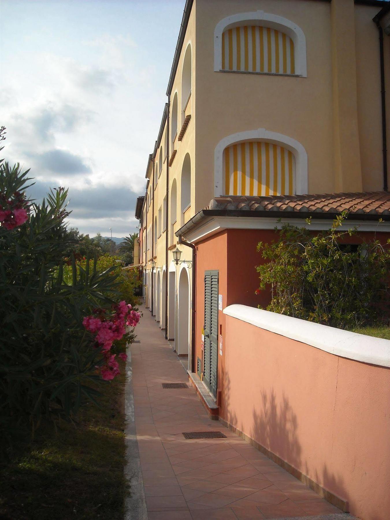 Residence Il Borgo Orosei Bagian luar foto